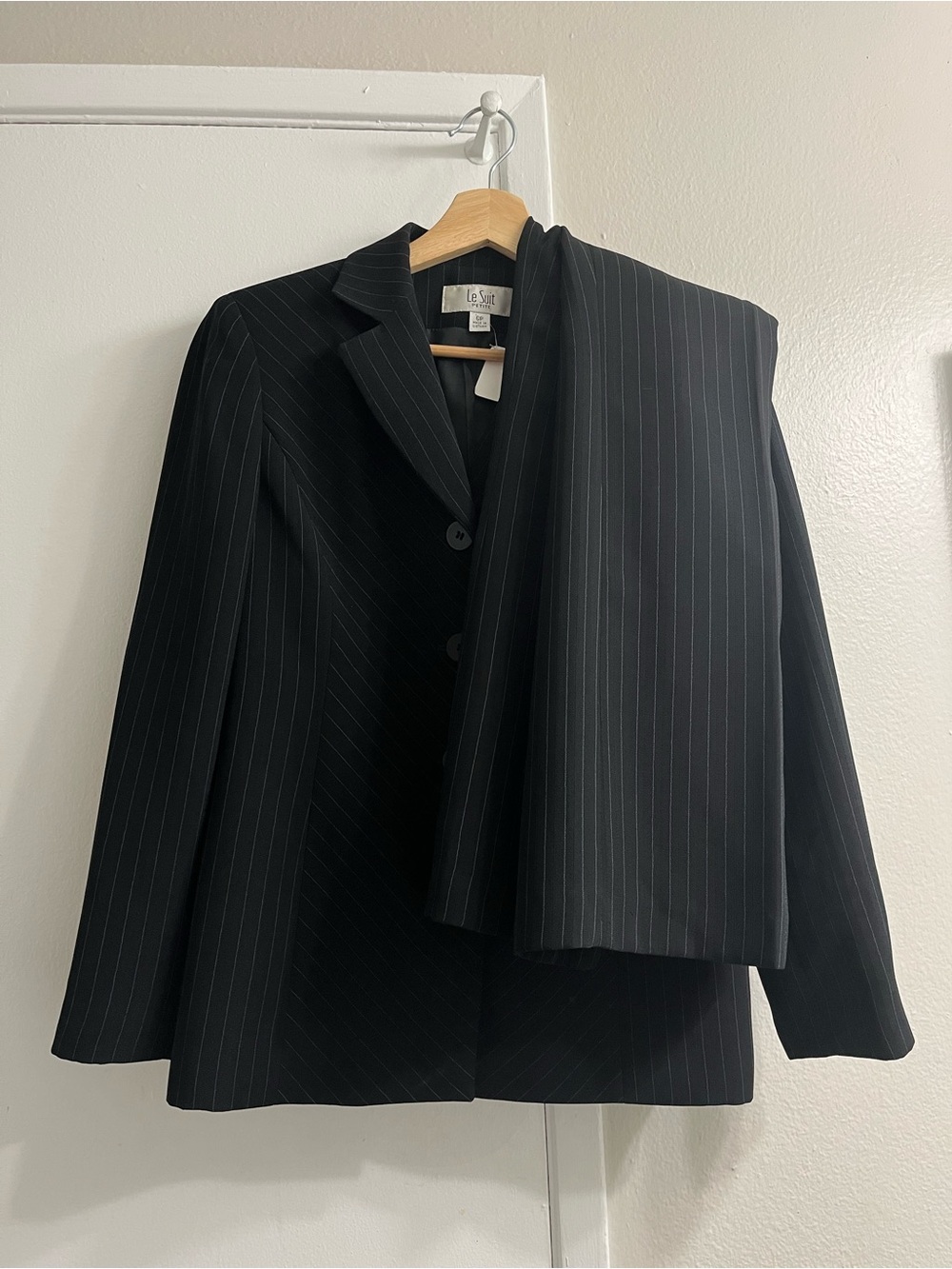 Le Suit Black Pinstripe Blazer6p with Matching Pant 4p